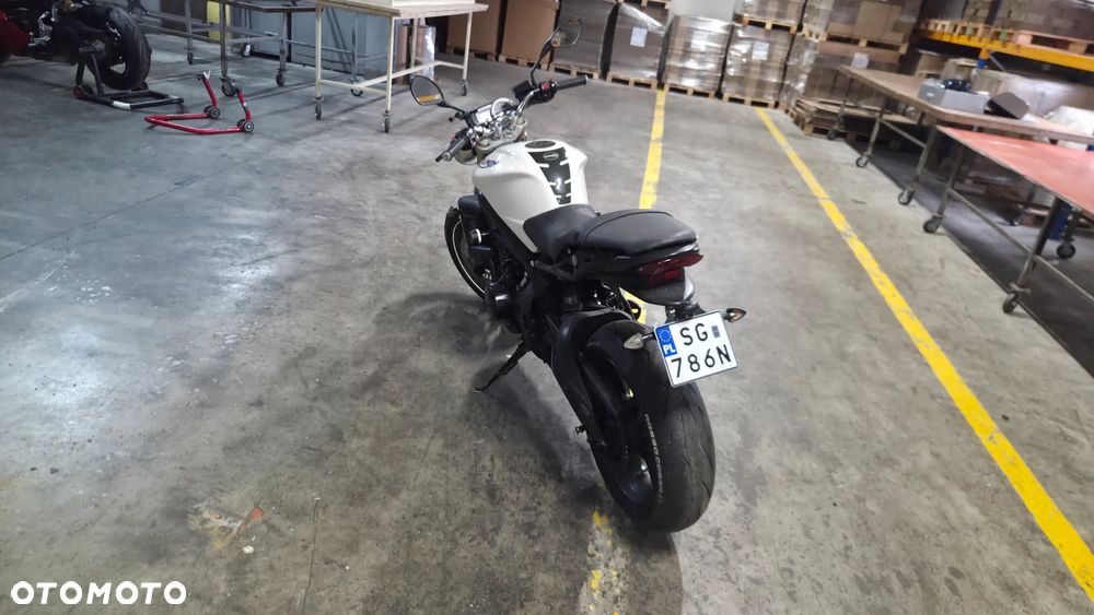 Triumph Street Triple - 8