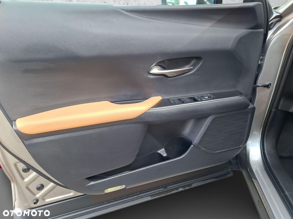 Lexus UX 300h Business - 12