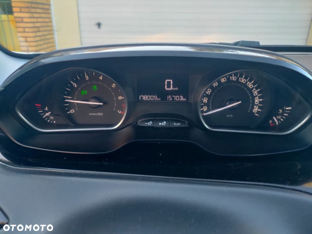 Peugeot 208 1.2 PureTech Style - 11