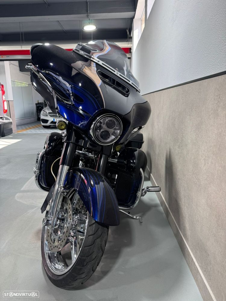 Harley-Davidson FLHXS CVO Street Glide FLHXS - 1