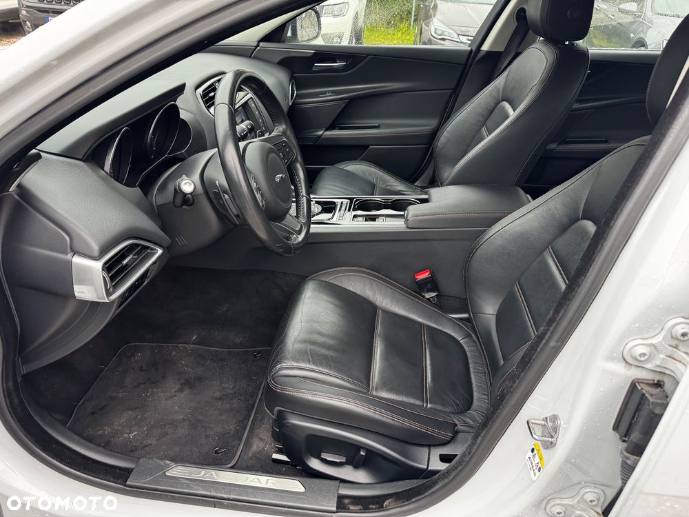 Jaguar XE 2.0 T Prestige - 29