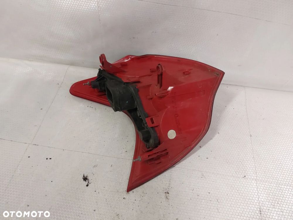 .  LAMPA TYL TYLNA PRAWA PEUGEOT 3008 - 3