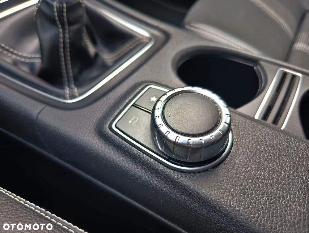 Mercedes-Benz GLA 180 Urban - 32