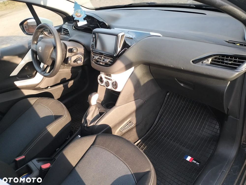 Peugeot 208 - 11