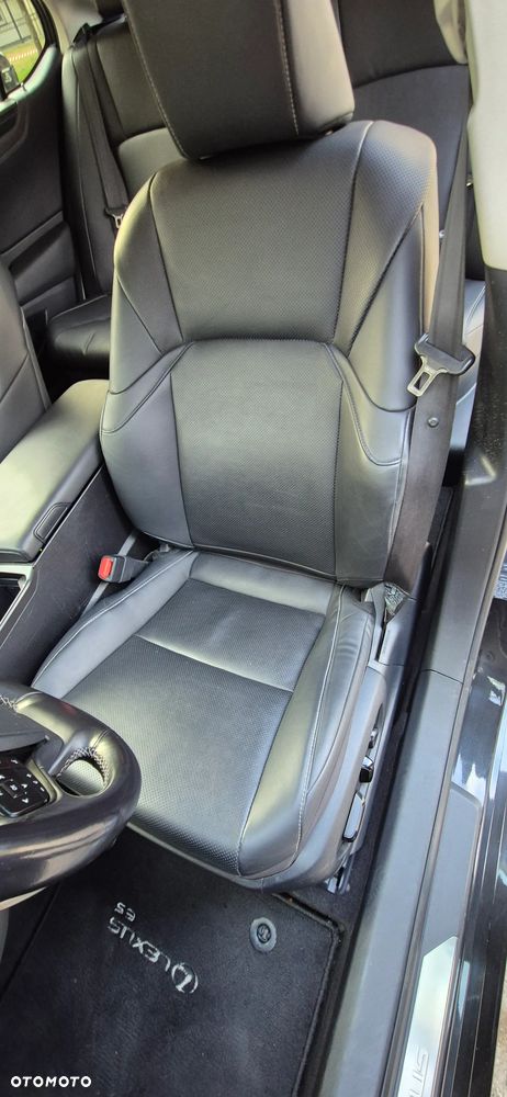 Lexus ES 300h Style Edition - 16