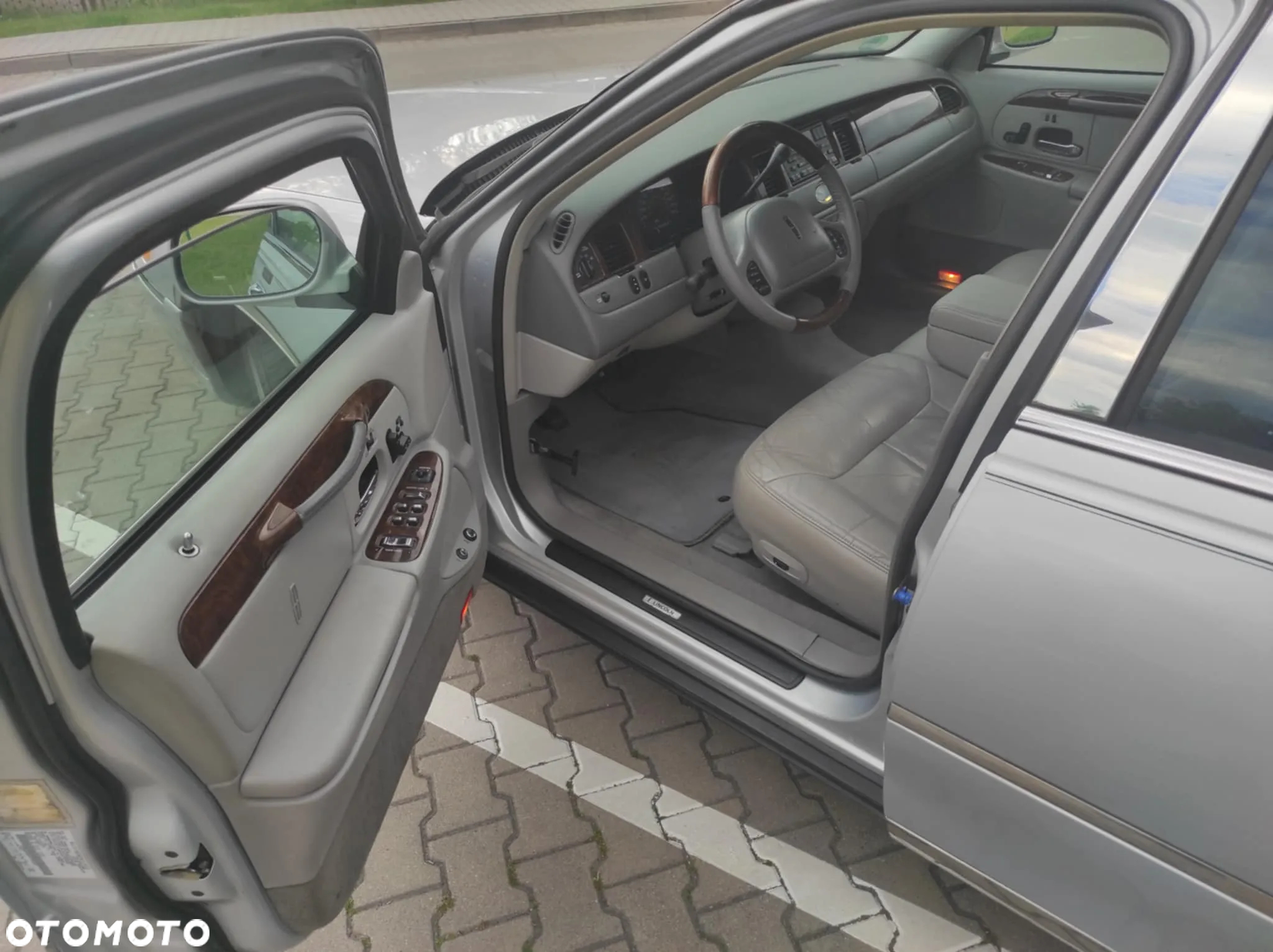 Lincoln Town Car - 4