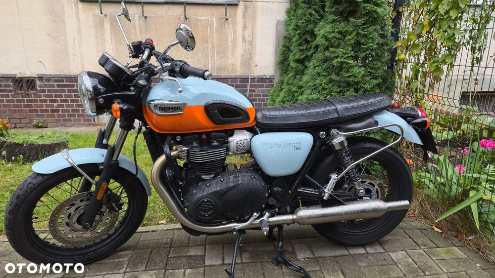 Triumph Bonneville - 1
