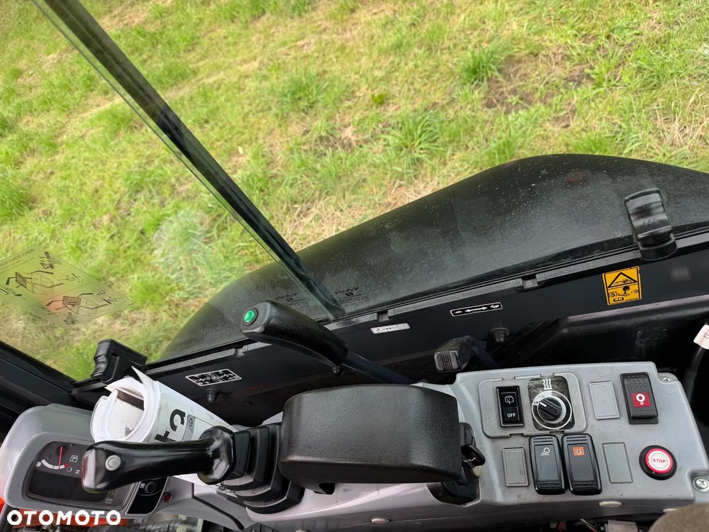 Kubota U27 Minikoparka koparka gąsienicowa 2.8 tony. jak Nówka sztuka z salonu! 2018 rok. 2000 mtg. Przywieziona z Gospodarstwa Norweskiego! Zadbana Maszyna ani deka luzów i wycieków. Aktualna Dekra dokumentacja BMWT! Szybkozłącze. Szybka wolna jazda. Zamki na tłokach. Wersja Norweska!! OKAZJA Tanio - 16