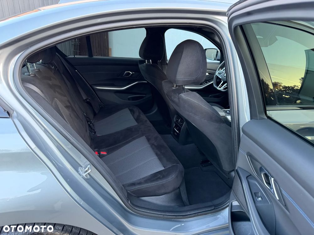 BMW Seria 3 330i xDrive M Sport - 11