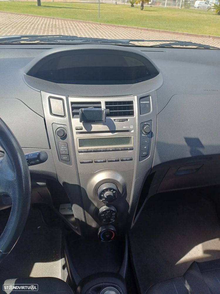 Toyota Yaris 1.0 VVT-i AC Manual+VSC - 8