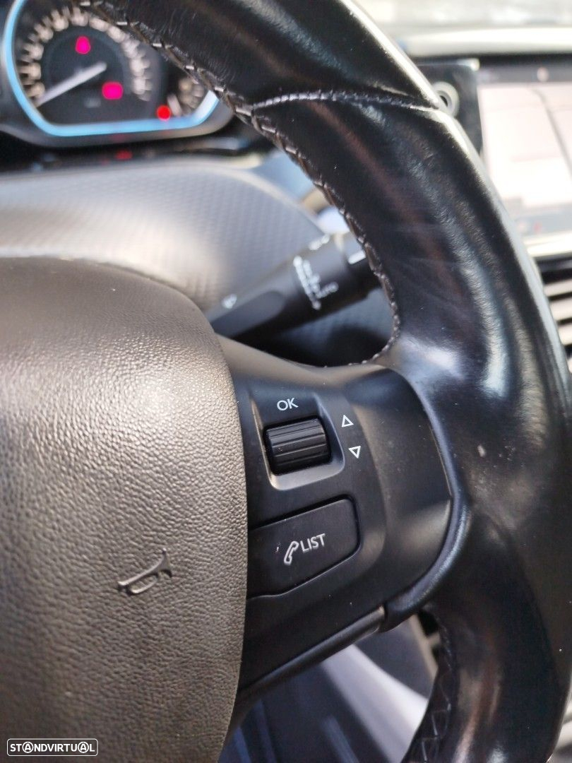 Peugeot 2008 1.2 PureTech Allure EAT6 - 11