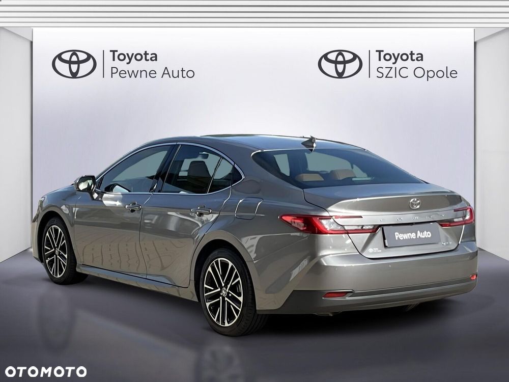 Toyota Camry - 17