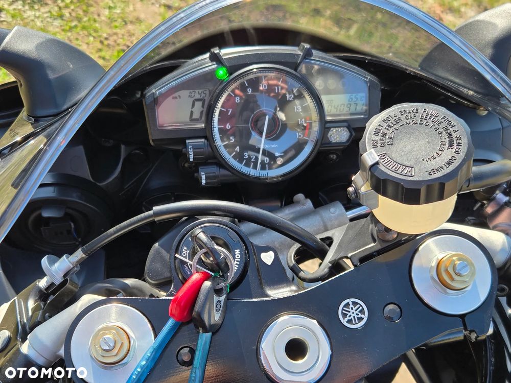 Yamaha R1 - 12