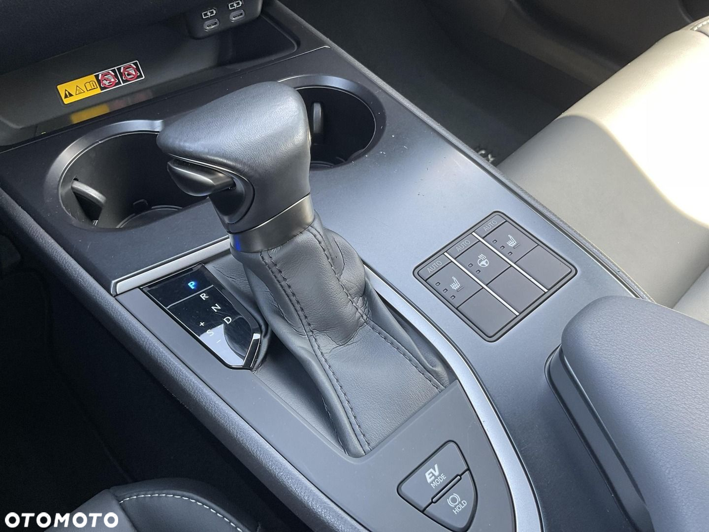 Lexus UX - 24