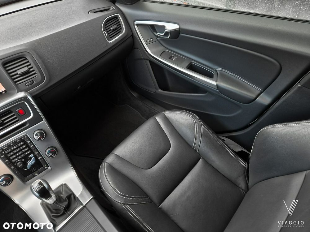 Volvo V60 D3 Momentum - 12