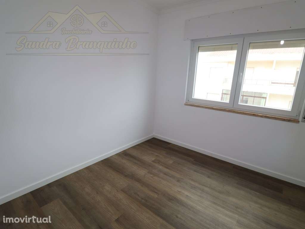 Apartamento T2 RENOVADO em Santa Cruz - Grande imagem: 3/40