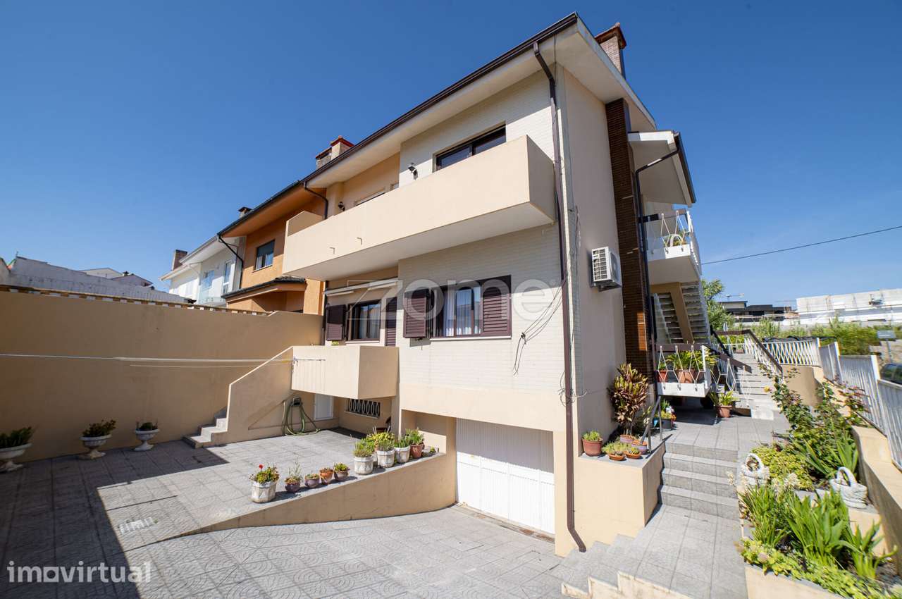 Moradia Bifamiliar T2+T2 c/ Garagem Excelente Oportunidade em Canidelo - Grande imagem: 3/24
