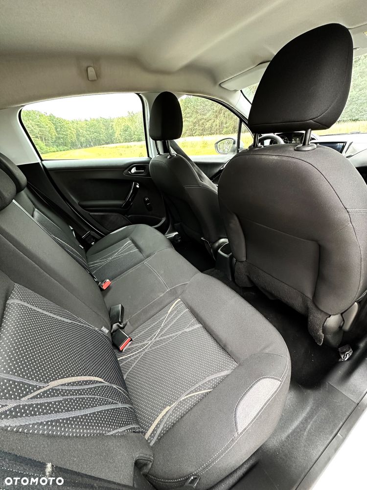 Peugeot 208 - 8