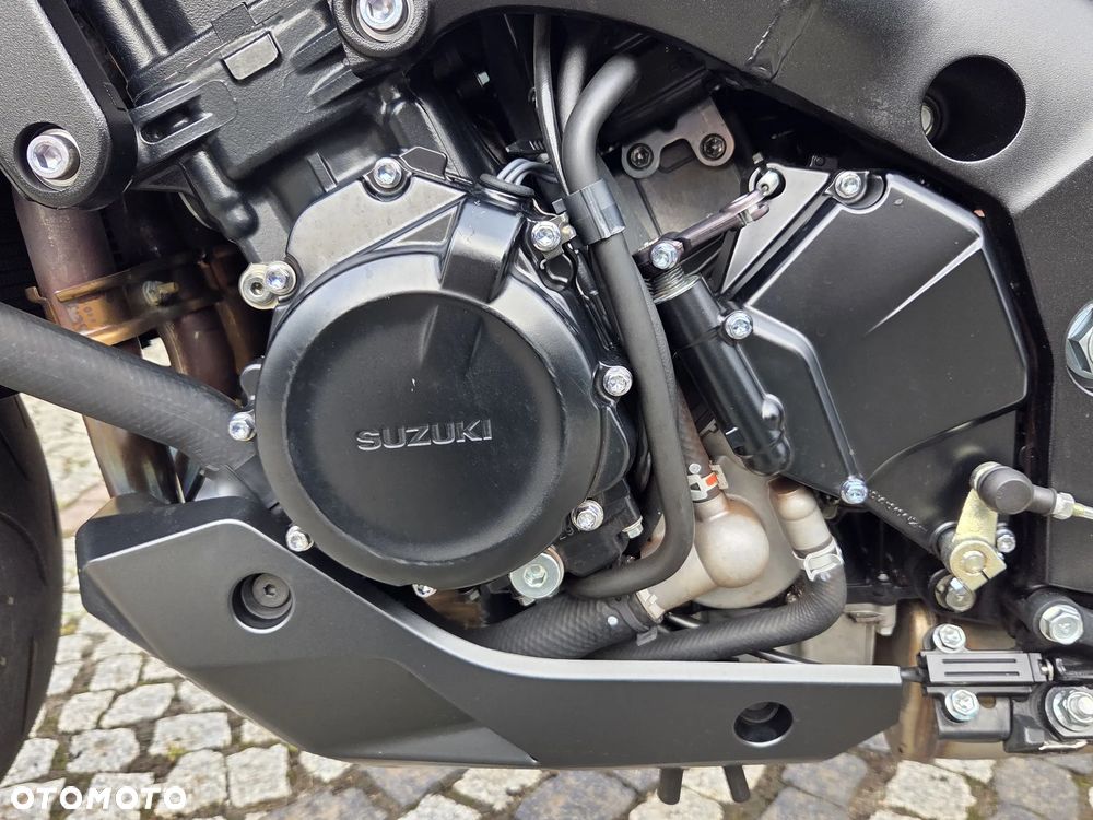 Suzuki GSX - 12