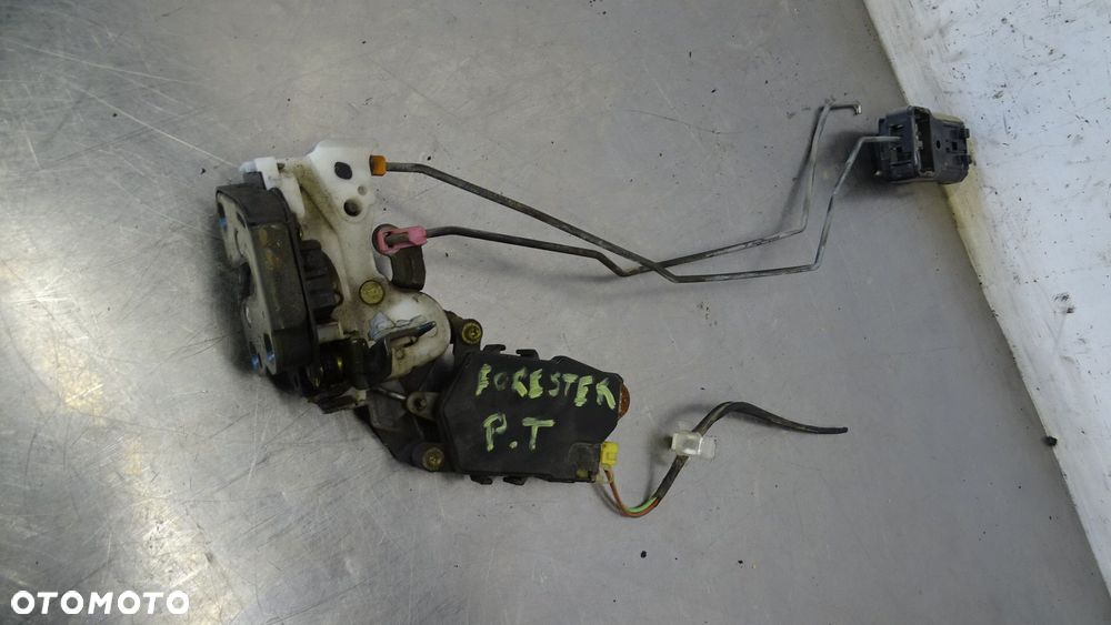 ZAMEK PRAWY TYŁ DRZWI SUBARU FORESTER I 2.0 - 4