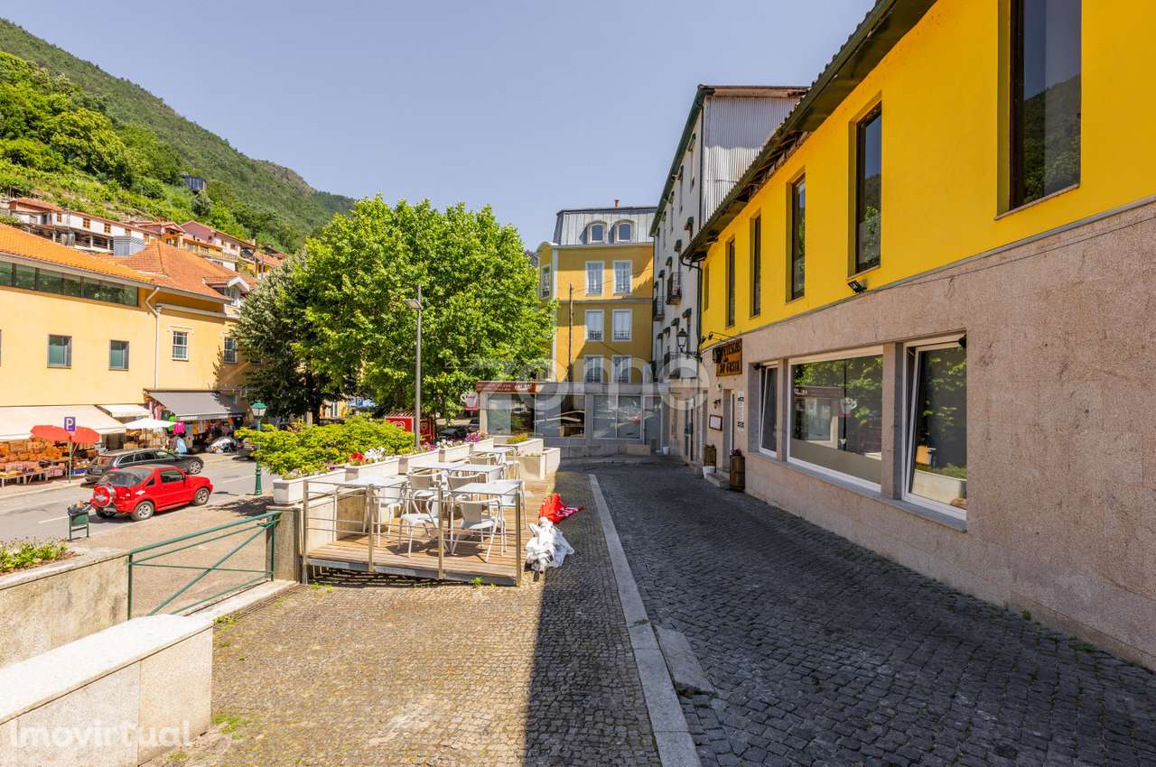 Prédio no Centro da Vila do Gerês - Grande imagem: 3/47