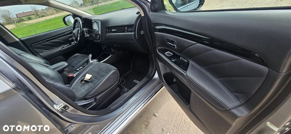 Mitsubishi Outlander - 12