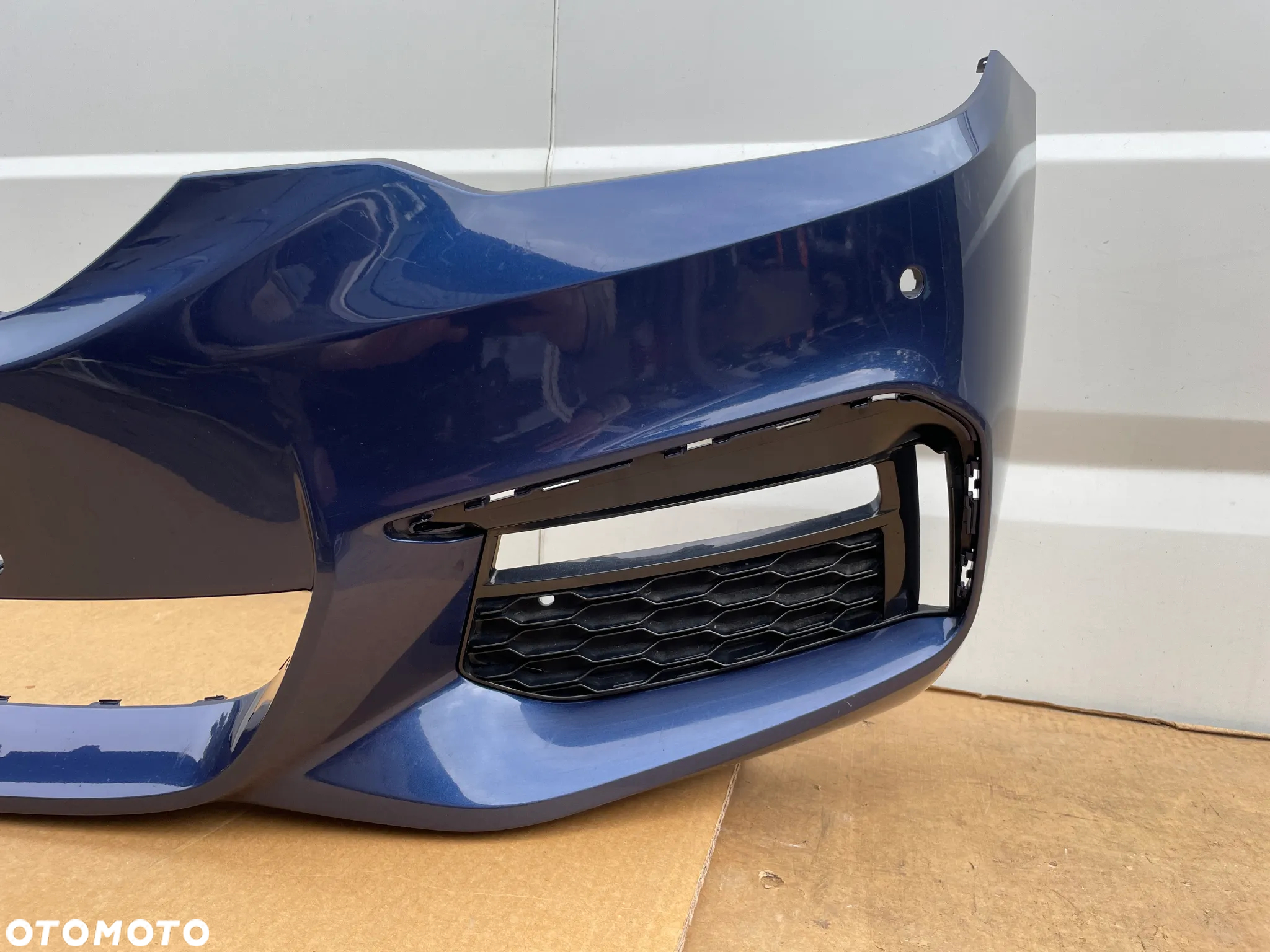 BMW 5 G30 G31 M PAKIET NIEBIESKI ORYGINALNY ZDERZAK PRZEDNI KRATKA POD KAMERĘ 8064928 - 5