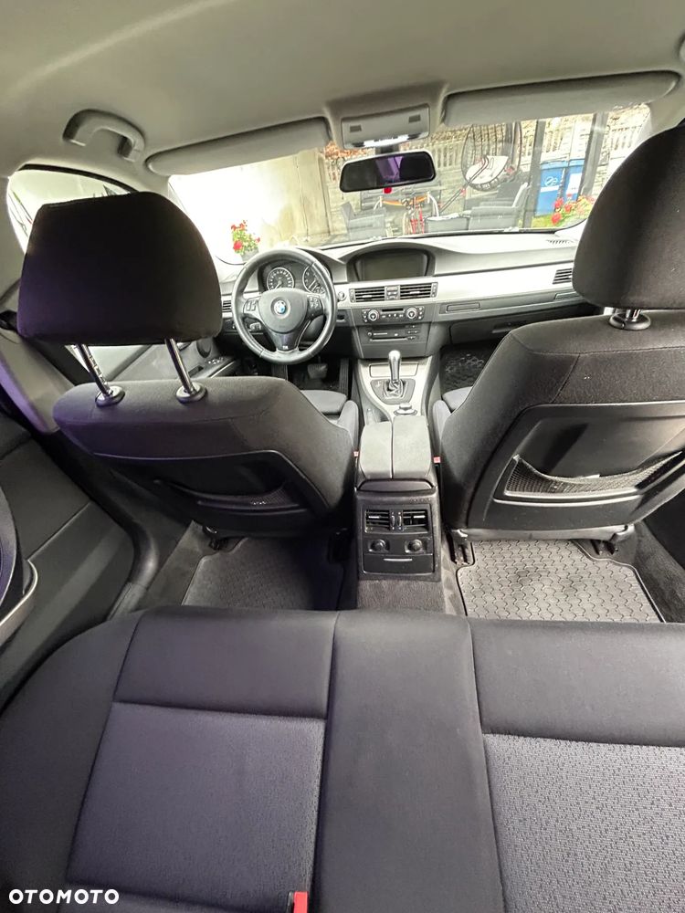 BMW Seria 3 318i Touring - 9