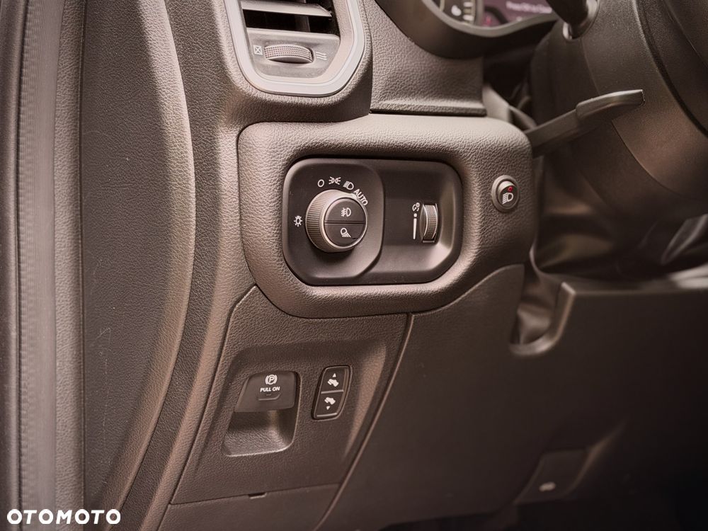 RAM 1500 Crew Cab Shortbed Bighorn - 27