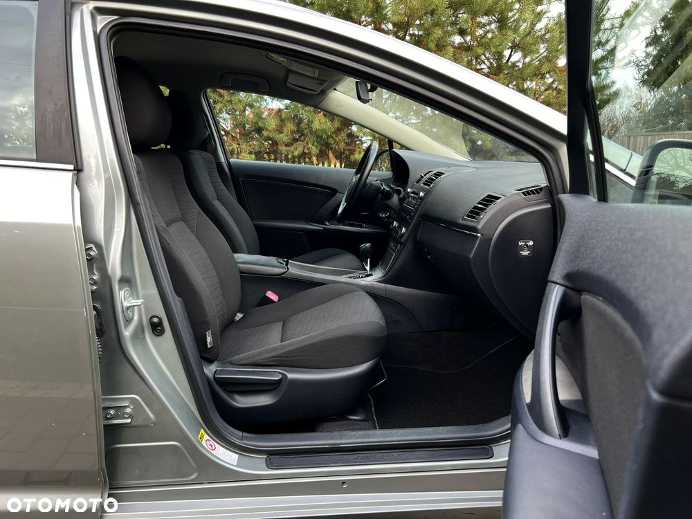 Toyota Avensis Combi 1.8 Multidrive S Executive - 24