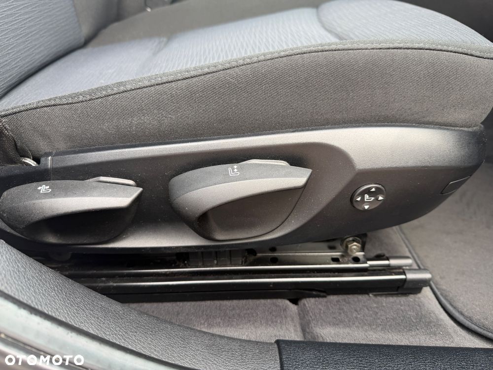 BMW X1 sDrive18i - 38