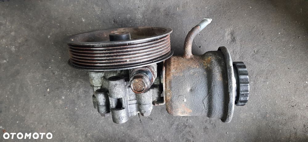 Pompa wspomagania toyota corolla verso