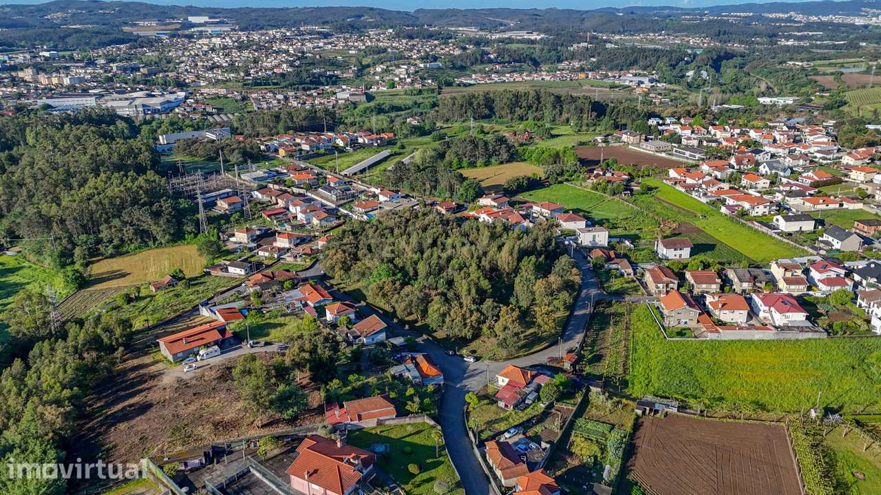 Terreno com 14.000m2  próximo ao Centro de Santo Tirso - Grande imagem: 3/12