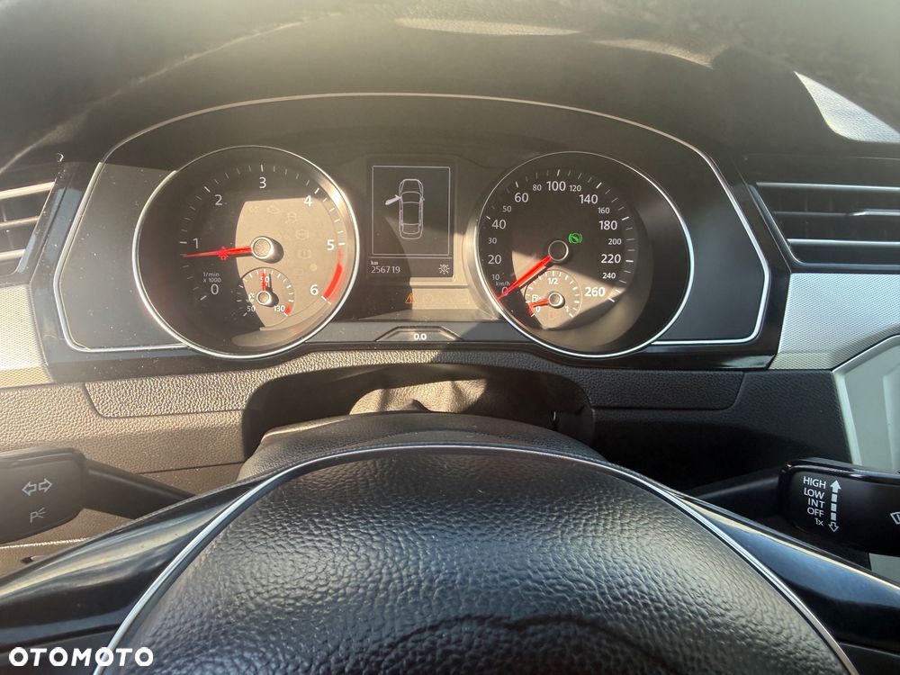 Volkswagen Passat 1.6 TDI SCR DSG Comfortline - 23