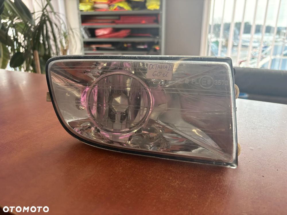 REFLEKTOR HALOGEN LAMPA PRAWA SKODA OCTAVIA II 1Z0941702 - 1