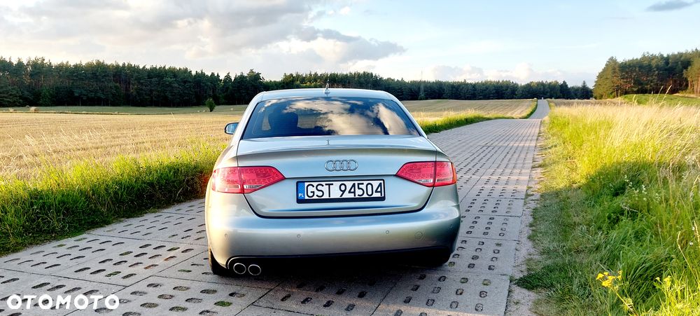 Audi A4 Limousine - 4