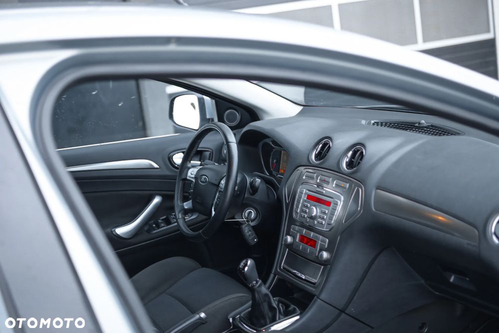 Ford Mondeo 2.0 Ghia - 8