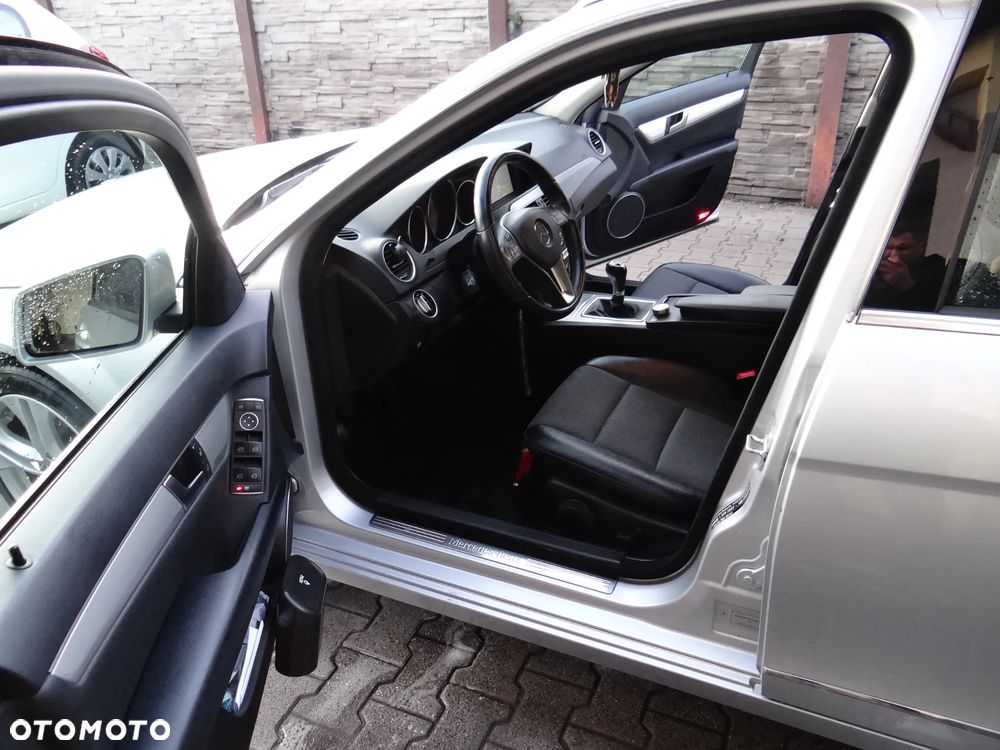 Mercedes-Benz Klasa C 180 CGI BlueEff Avantgarde - 5