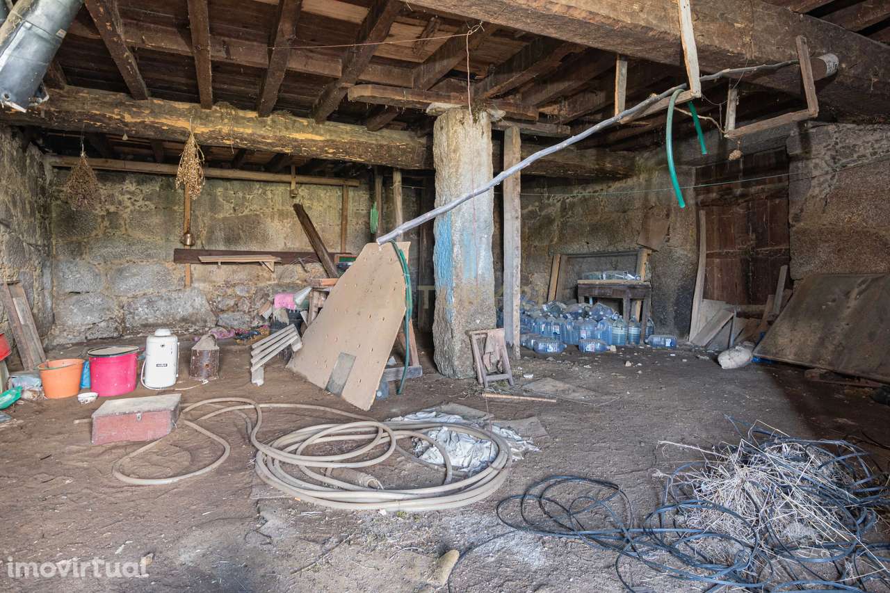 Moradia com 2 Pisos para remodelação total - Grande imagem: 5/35