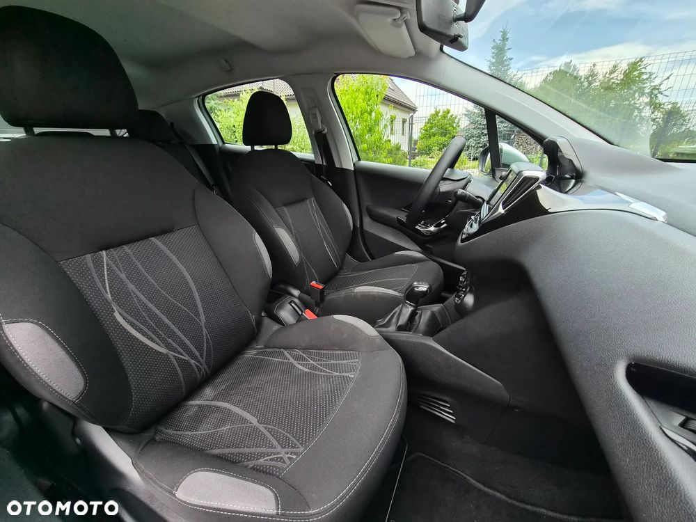 Peugeot 208 - 12
