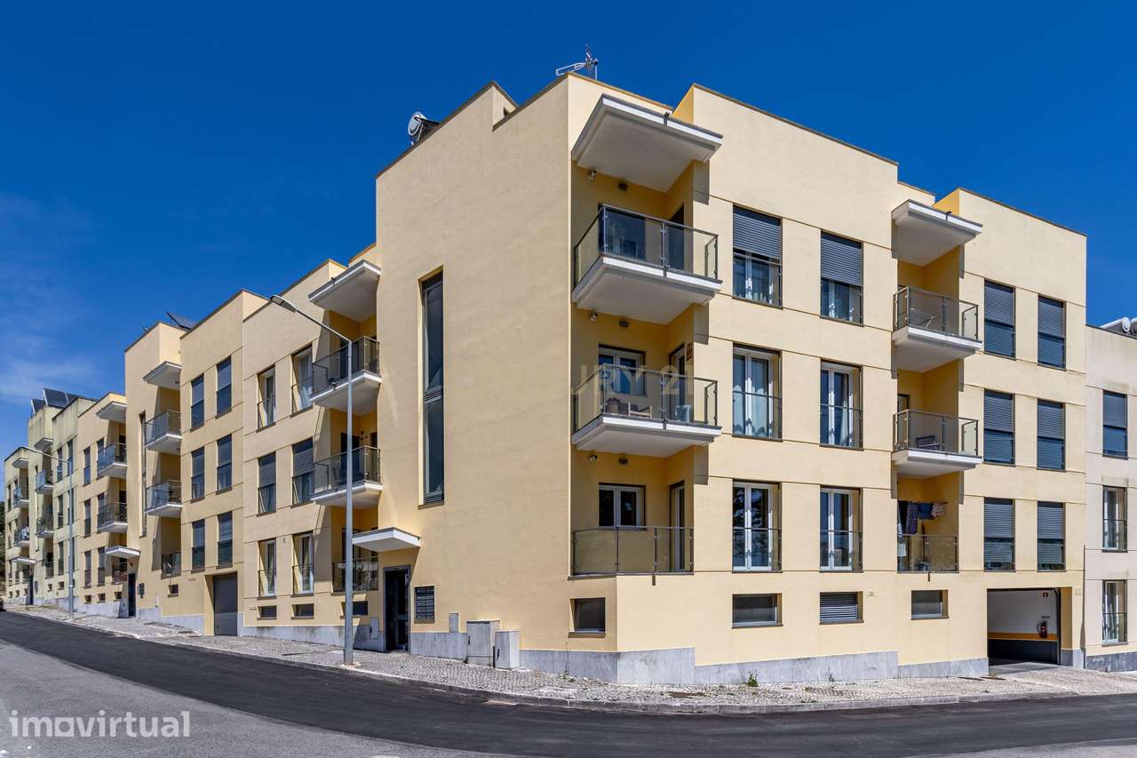 Apartamento T2 com Terraço e 2 Lugares de Estacionamento para Arrendam - Grande imagem: 2/25
