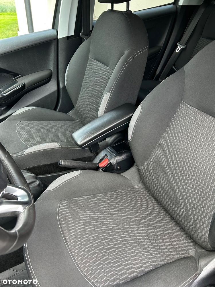 Peugeot 208 - 15
