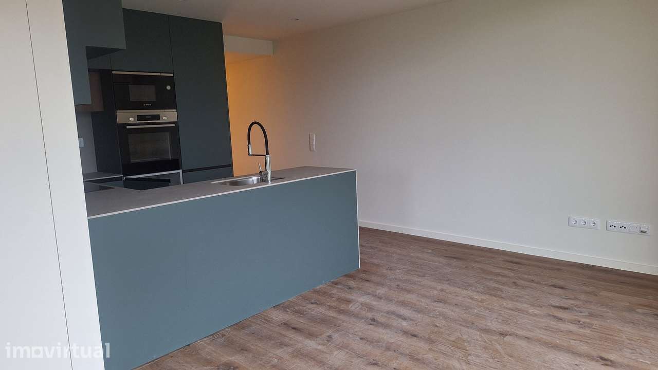 Apartamento T2 Varanda | Garagem|proximo cento Gaia| Pronto habitar - Grande imagem: 2/20