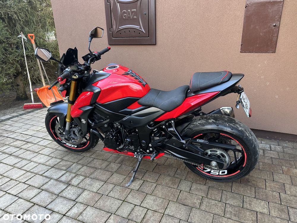 Suzuki GSX - 28