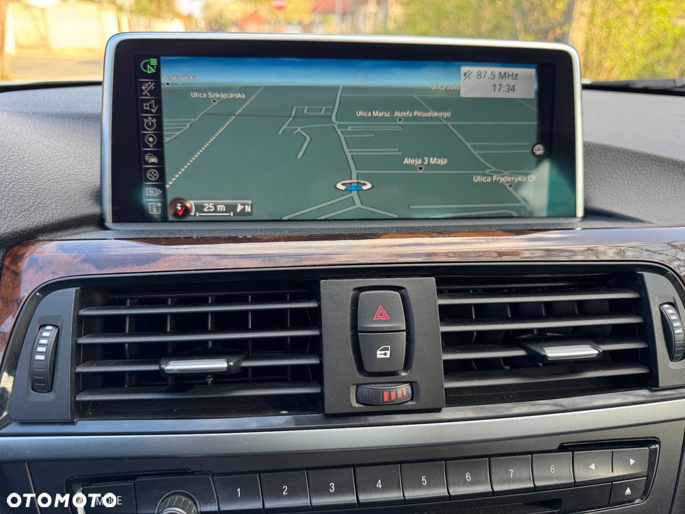 BMW Seria 3 328i xDrive Sport Line - 32