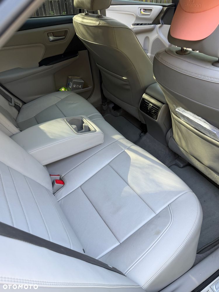 Toyota Camry 2.5 XLE - 14