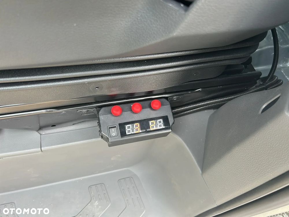 Volkswagen Crafter KONTENER+WINDA/AUTOMAT/35 Podwozie z pojedynczą kabiną 2,0 l 163 KM manual r. o.: 4490 mm - 31