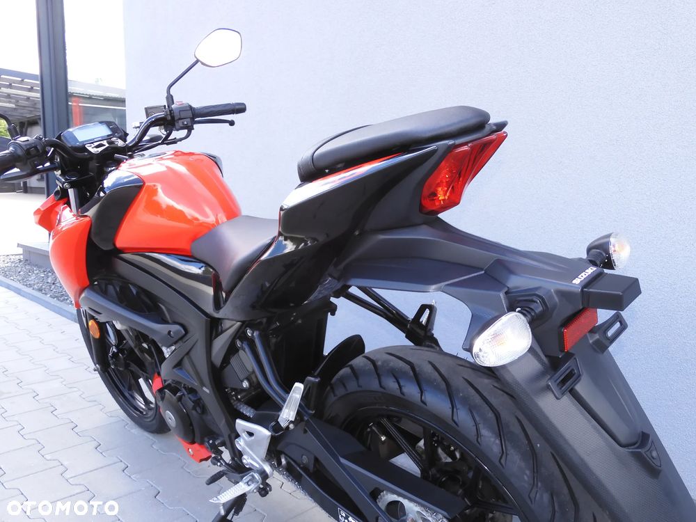 Suzuki GSX - 28