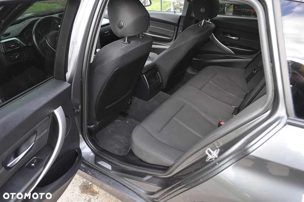 BMW Seria 3 318d Sport Line - 12