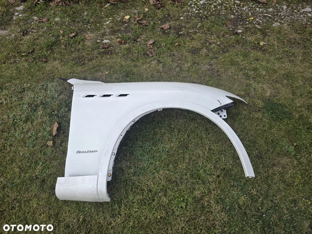 Blotnik przedni prawy Maserati LEVANTE z listwa perła - 1